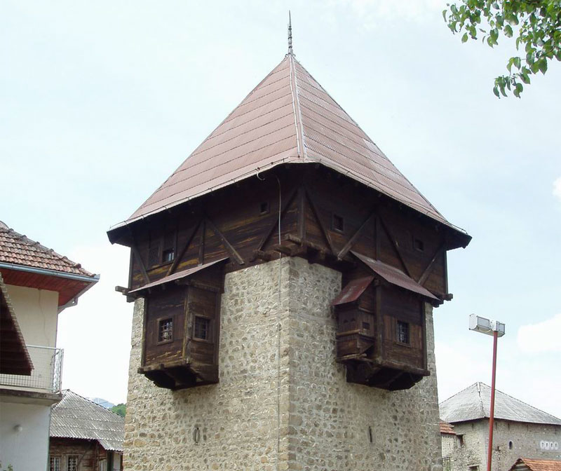 Высокая башня увенчана деревянной надстройкой в типично турецком стиле