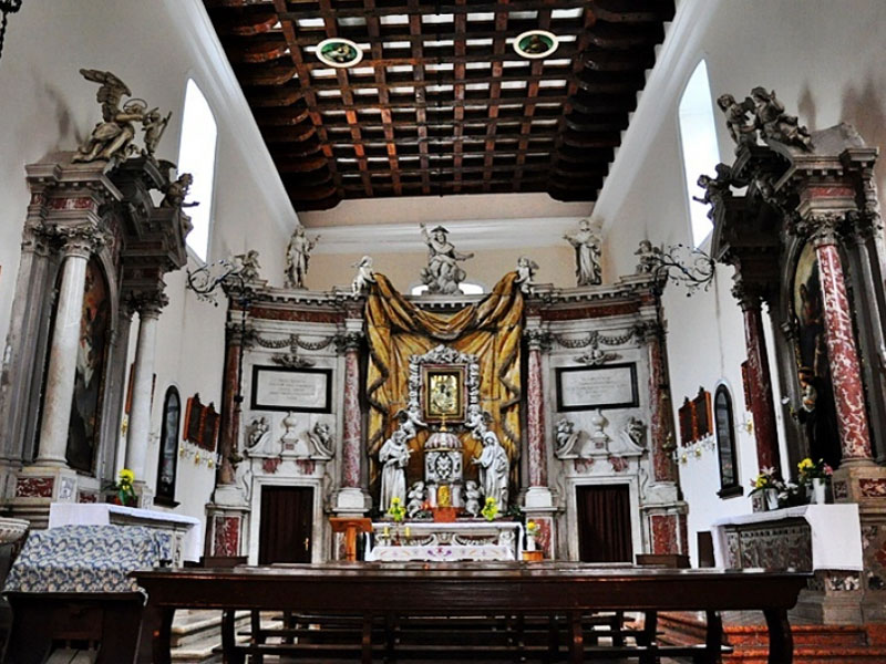 Главная художественная ценность церкви Святой Клары - красивый барочный алтарь работы Франческо Кабианца