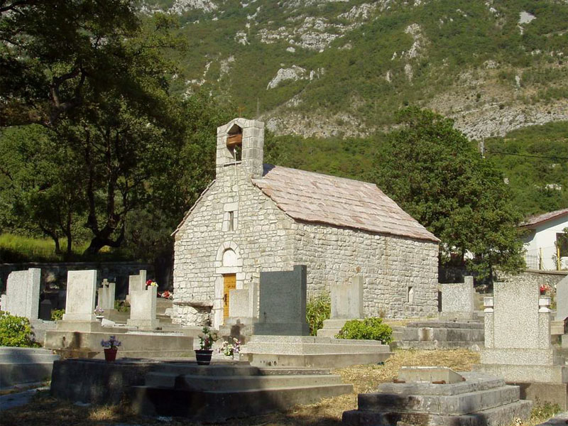 Церковь Святой Феклы окружена старинным кладбищем