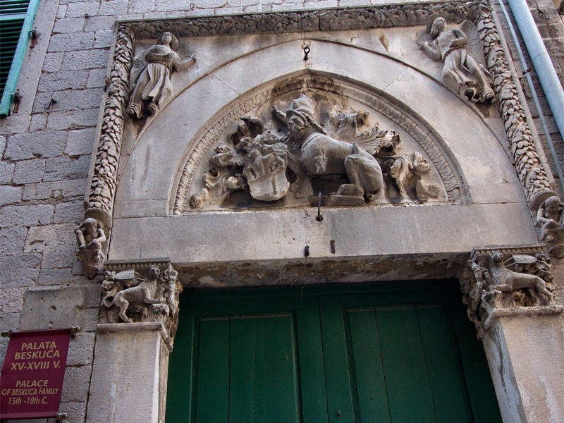 Вход в дворец Бескуча украшает красивый готический барельеф с гербом семьи Бизанти
