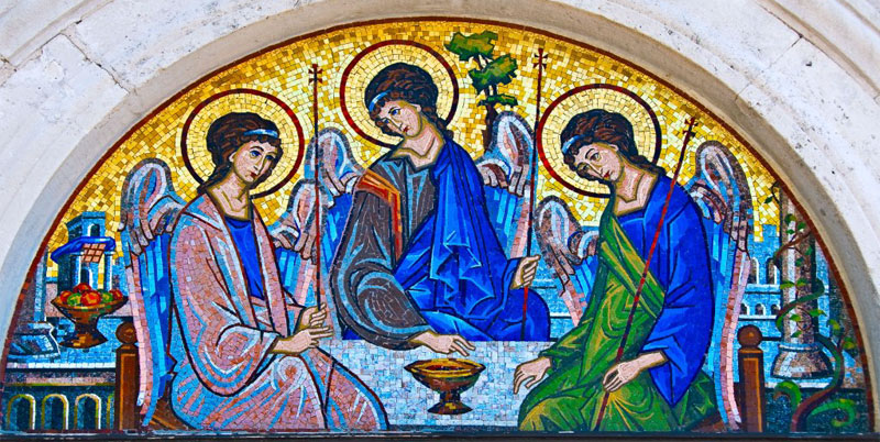 Мозаика перед входом в церковь Святой Троицы напоминает икону Андрея Рублева