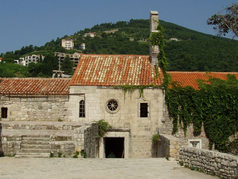 Церковь Святой Девы Марии в буквальном смысле встроена в стену старого града