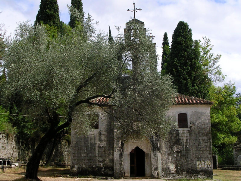 Рядом с церковью Святого Георгия можно найти остатки старинного кладбища