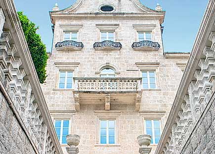Дворец Трипковичей отличается пышностью барочных форм