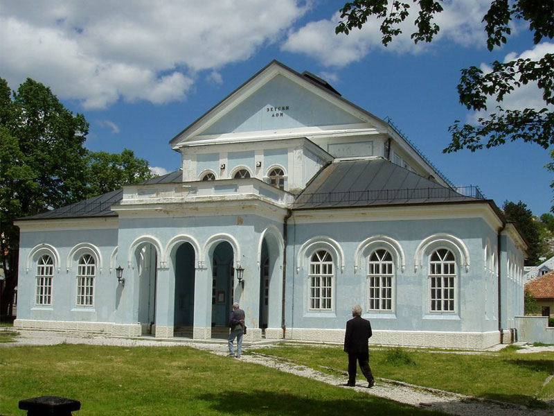 Зетский дом - является старейшим театром в Черногории