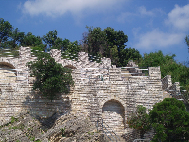 Как и подобает военному объекту, лазарет в Мельине был сооружен в виде крепости