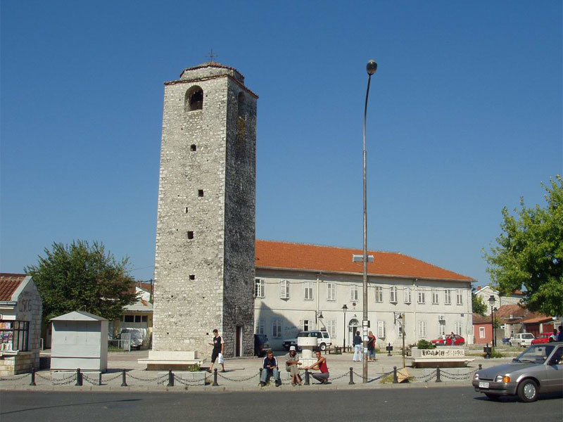 Турецкая башня Сахат-Кула доминирует в архитектуре Старого города