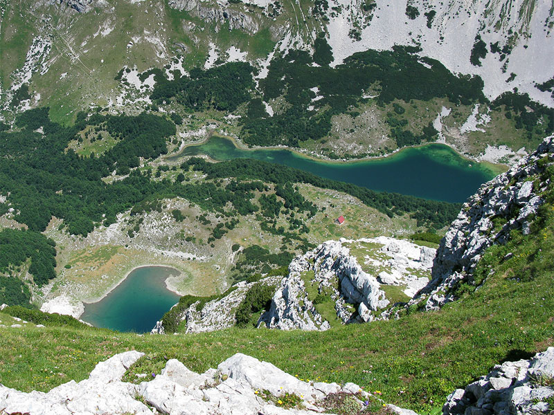  Шкртские озера лежат в глубокой котловине в окружении неприступных гор