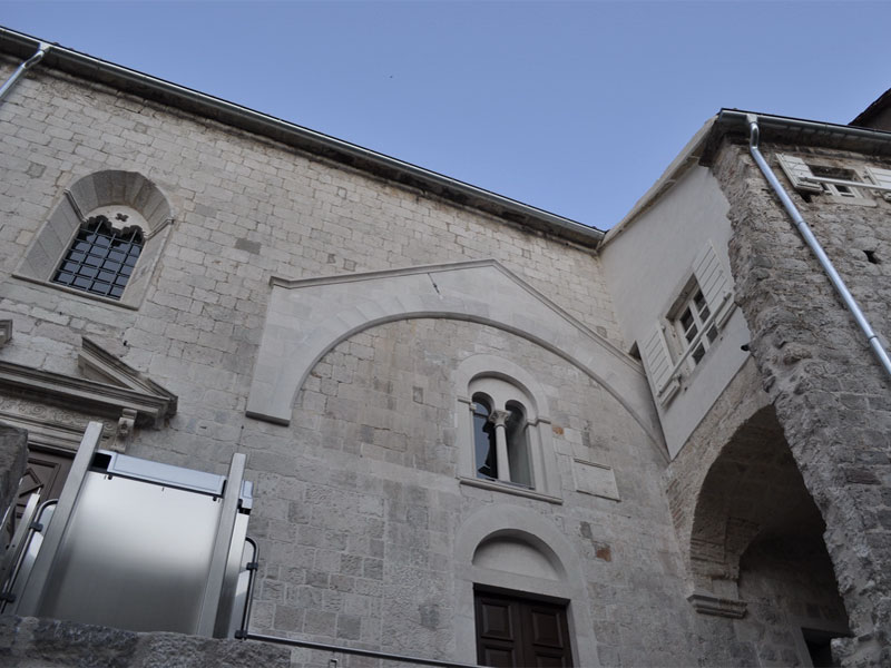 На фасаде церкви Святого Павла остались следы первой романской церкви