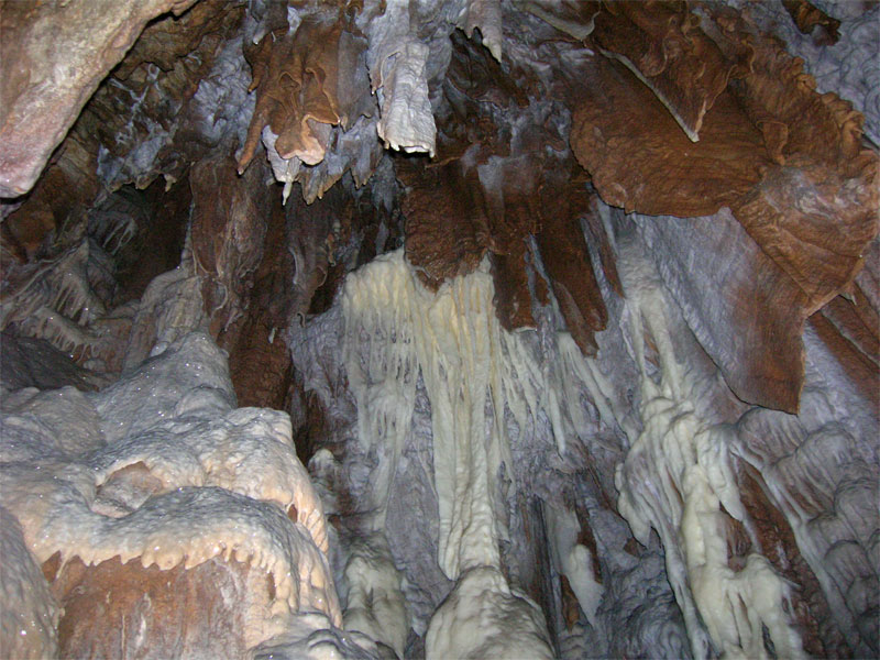 Многие залы пещеры Джаловича поражают своей дикой каменной красотой
