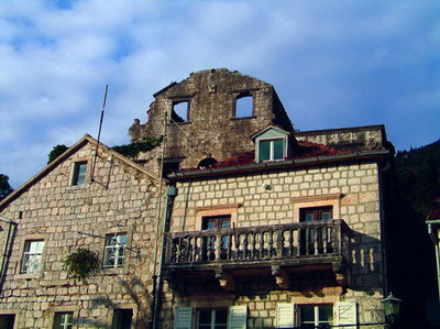 Остатки дворца Мазаровичей сегодня скрыты за более новыми строениями