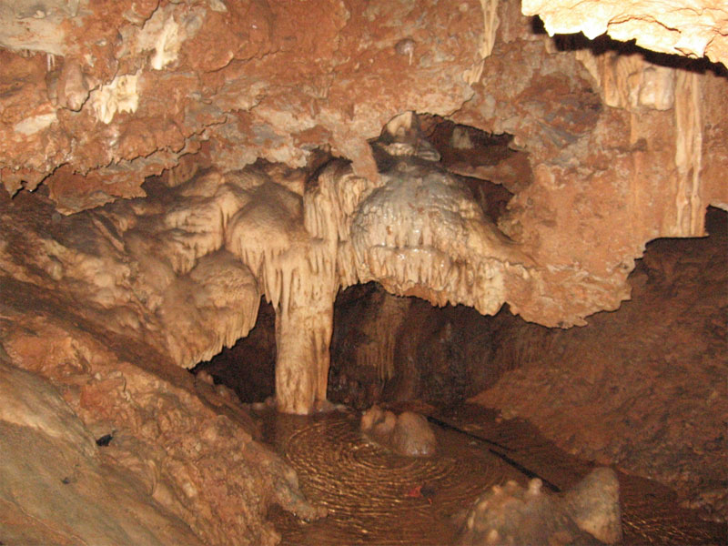 Пещера Мегара может похвастаться очень красивыми сталактитами и сталагмитами