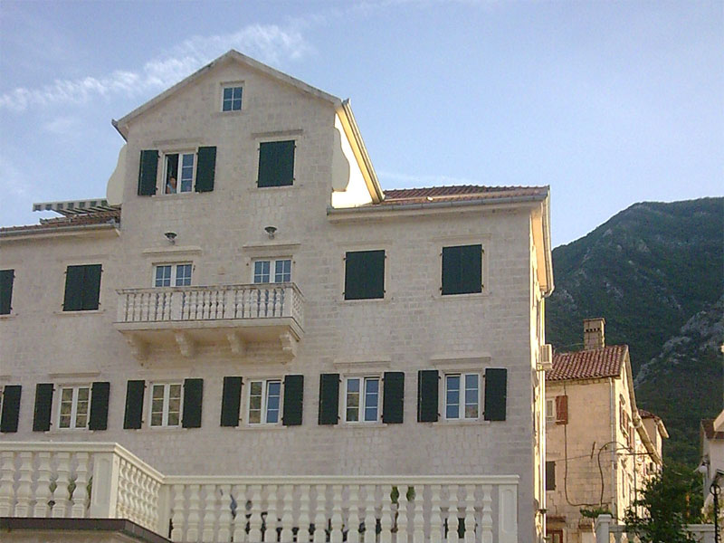 Бывший дворец семьи Верона выделяется своими большими размерами на фоне остальных зданий