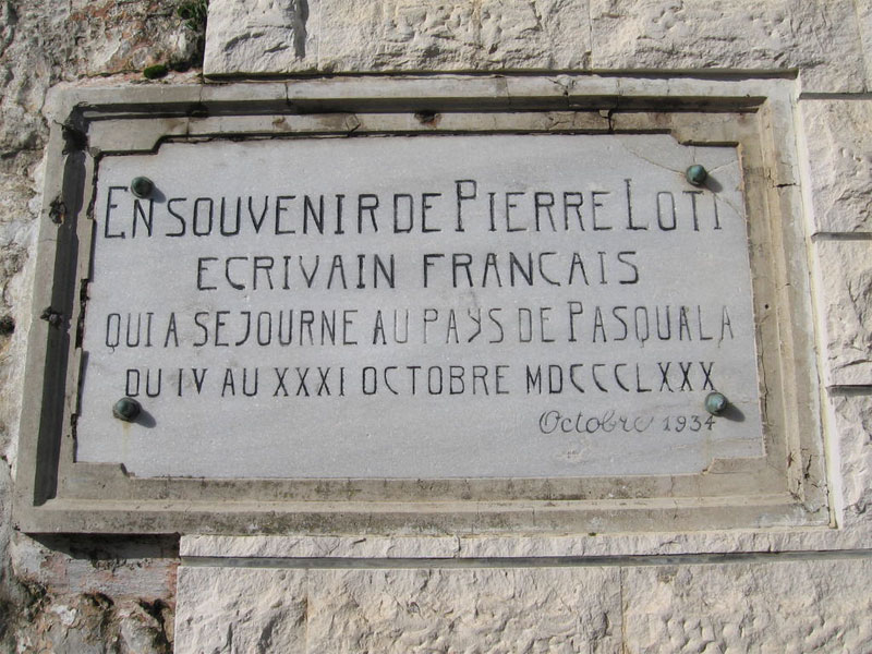 О пребывании в этом доме писателя Пьера Лоти свидетельствует памятная табличка