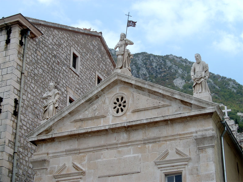 Фронтон церкви украшают скульптуры Христа, Святого Петра и Святого Марка