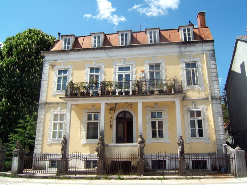 Дом Марка Джукановича также известен как дворец "Времена года"