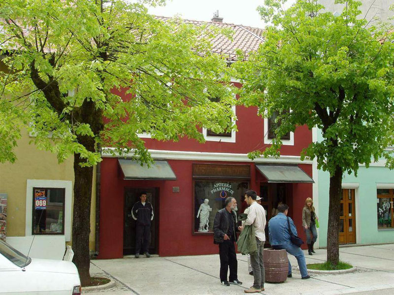 Первая черногорская аптека работает в Цетине и по сей день