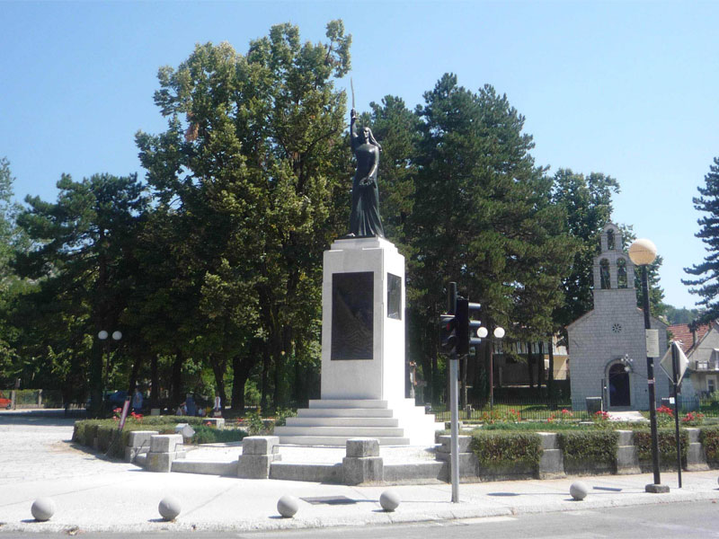Памятник был установлен в честь жителей США (бывших черногорцев), погибших за свободу Черногории