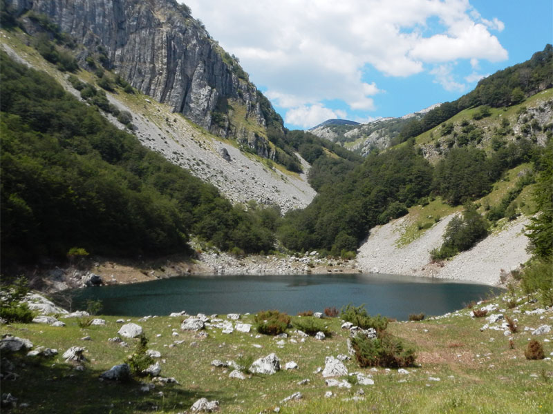 Малое Стабанское озеро имеет более каменистые берега