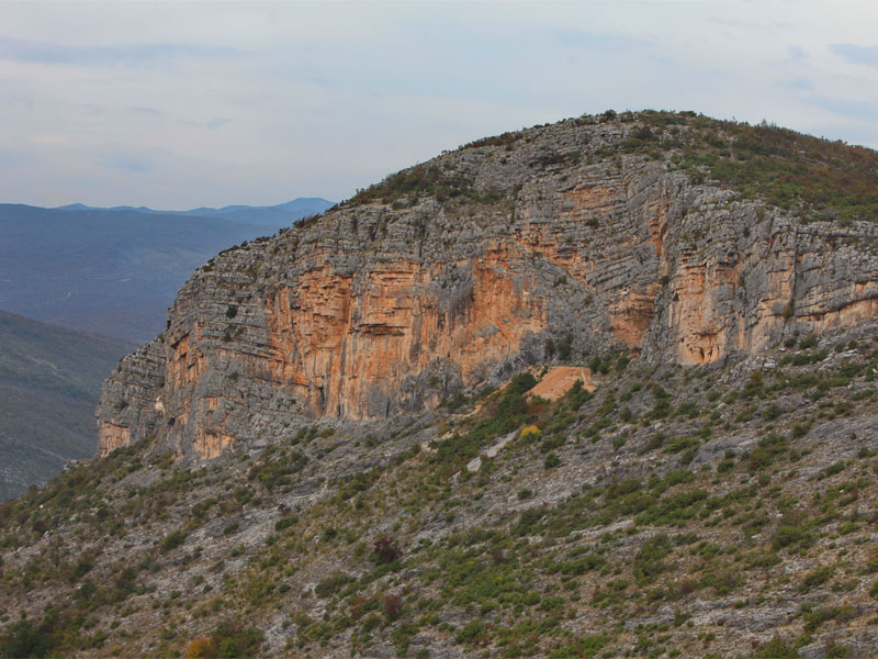Пещера получила свое название за красноватый цвет скальной стены