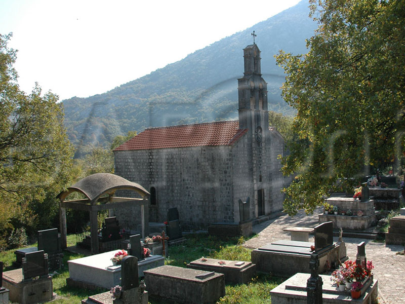 Как и многие сельские храмы церковь Святых Иоанна и Михаила расположена посреди кладбища
