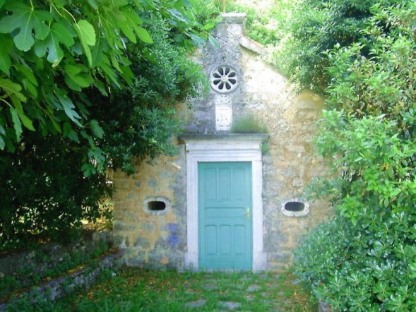 Благовещенская церковь приютилась в глубине небольшого сада