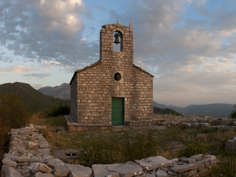 Церковь Святого Вита возвышается на вершине одноименной горы