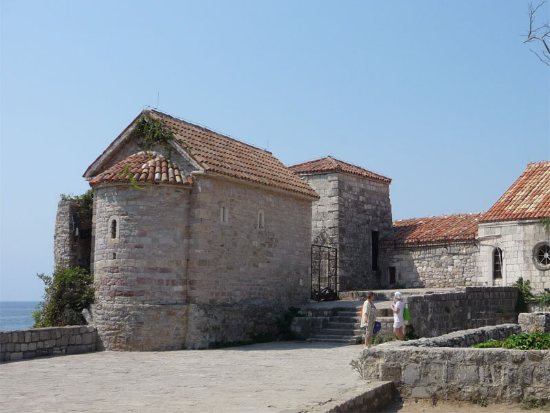 Церковь Святого Саввы стоит на самом углу в стене Старого квартала