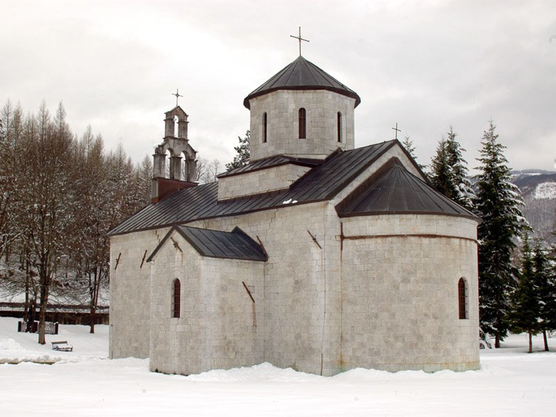 Церковь Архангела Михаила в Андриевице внешне напоминает главный храм монастыря Морача