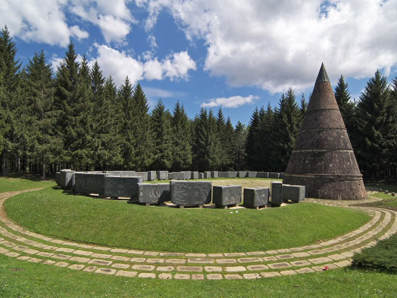 Памятник на горе Ясиковац - символ борьбы за свободу нескольких поколений жителей Беране
