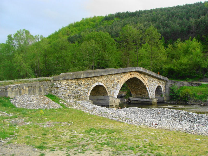 Каменный мост через реку Быстрица - наследие эпохи Османской империи